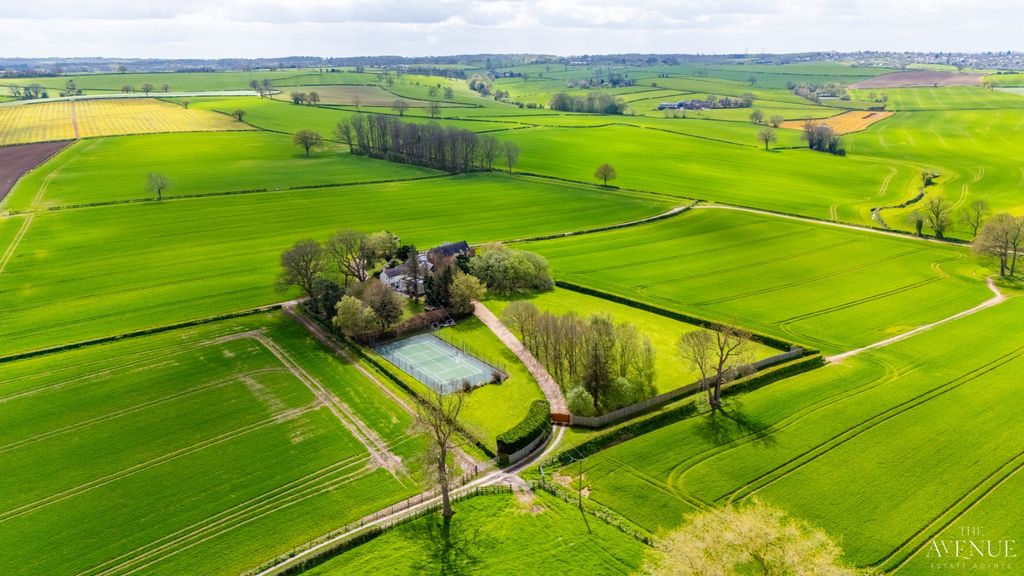 Property photo 1 of 47 5017680