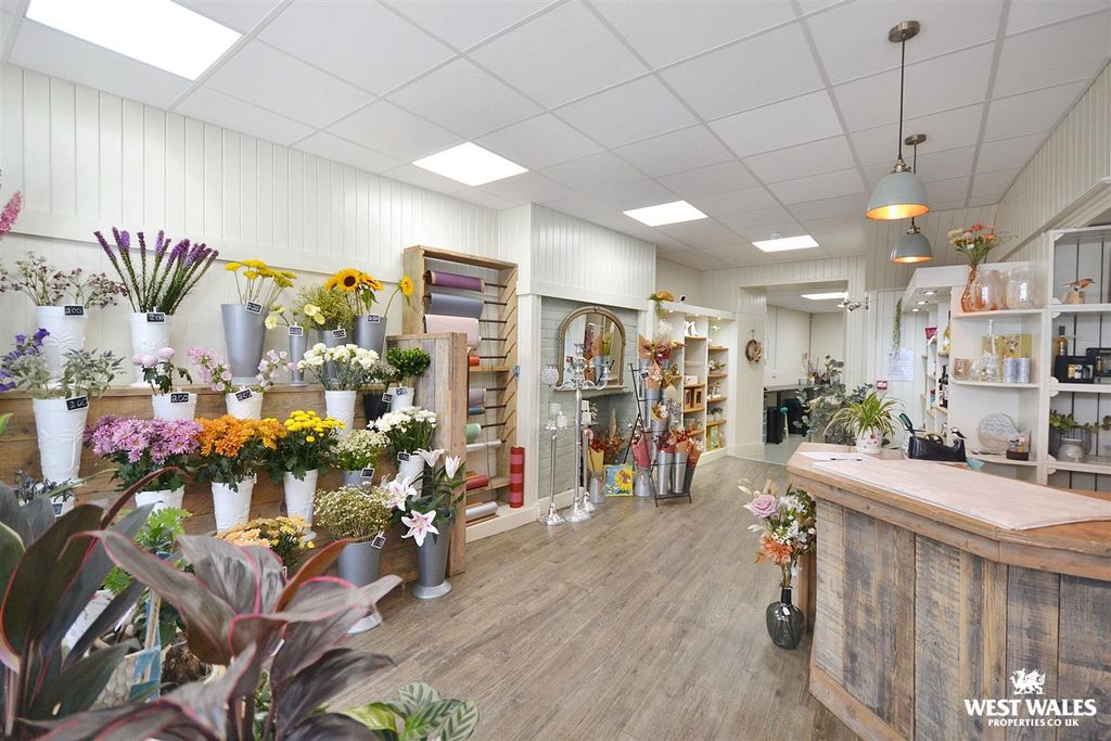 Property photo 2 of 31 Shop