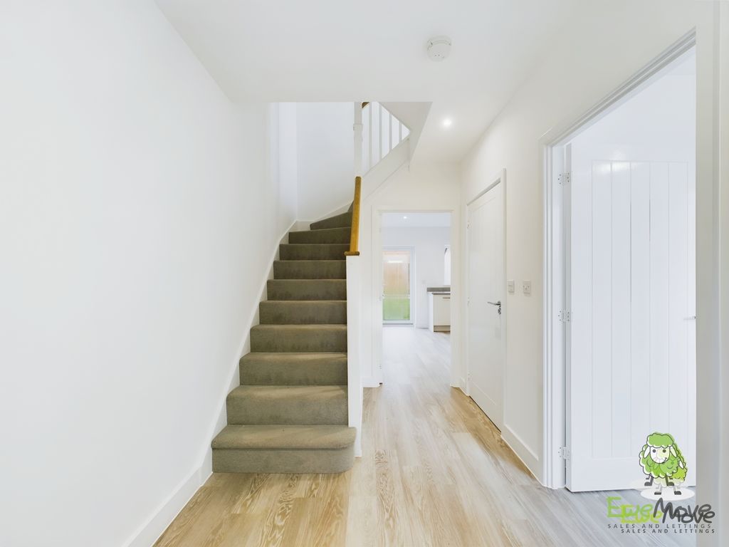 Property photo 2 of 21 Entrance Hall