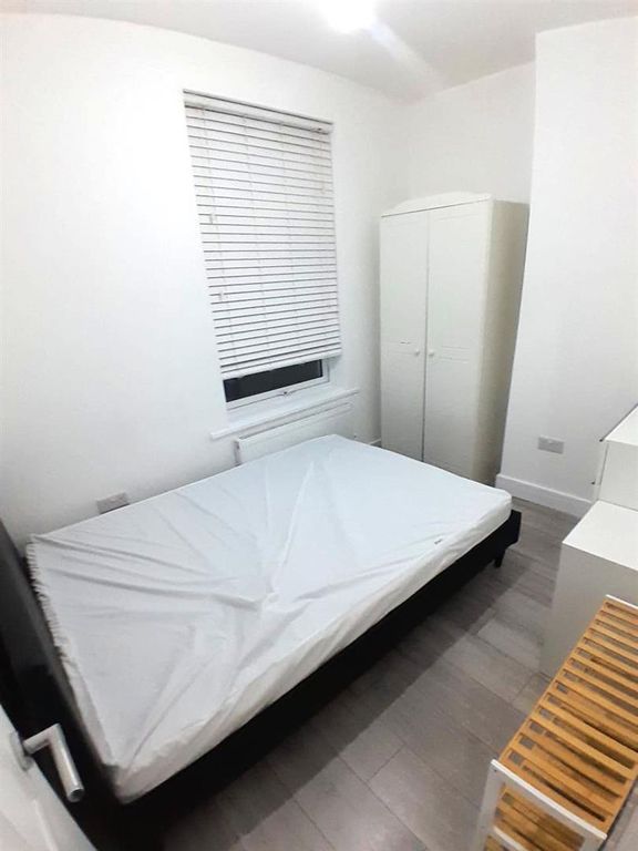 Property photo 3 of 9 Bedroom 1.Jpeg