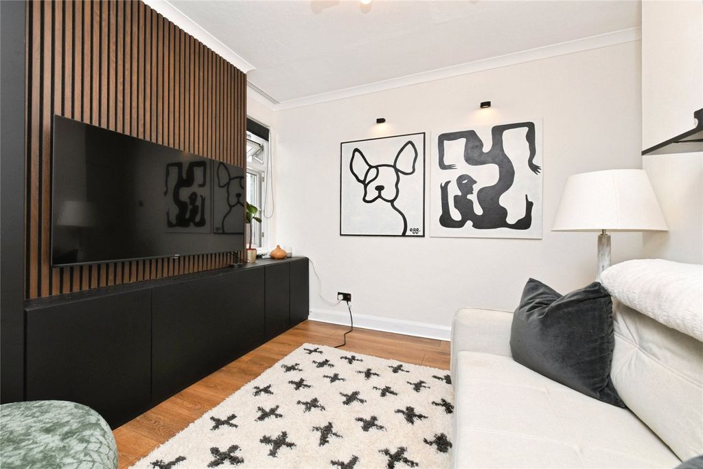 Property photo 1 of 15 Lounge