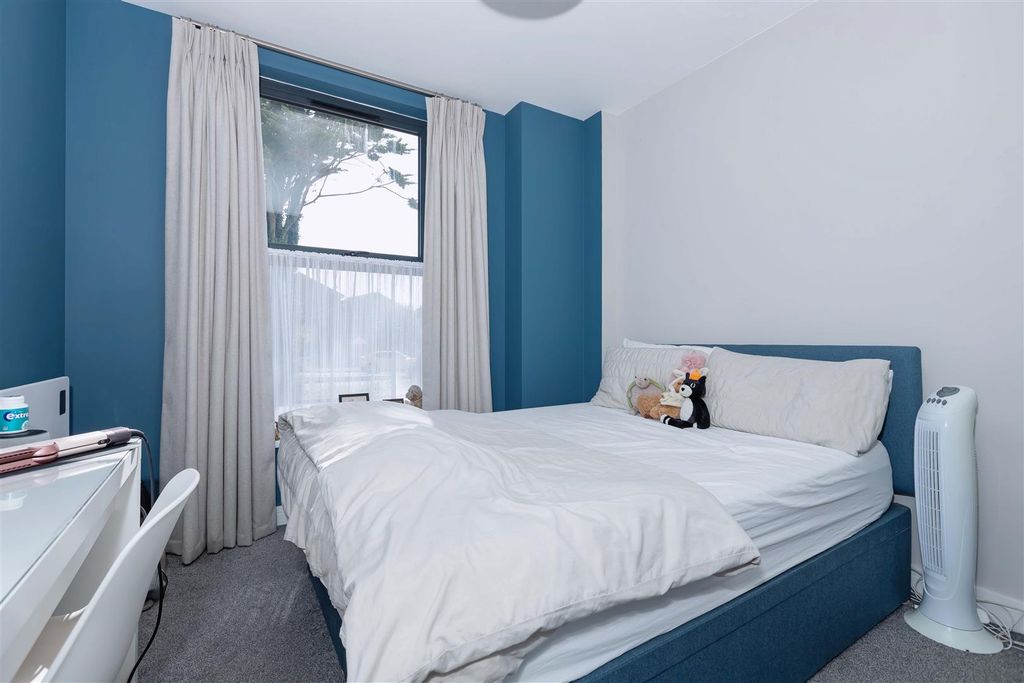 Property photo 3 of 10 Columbia House.Jpg