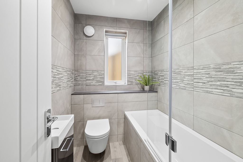 Property photo 3 of 19 Bathroom