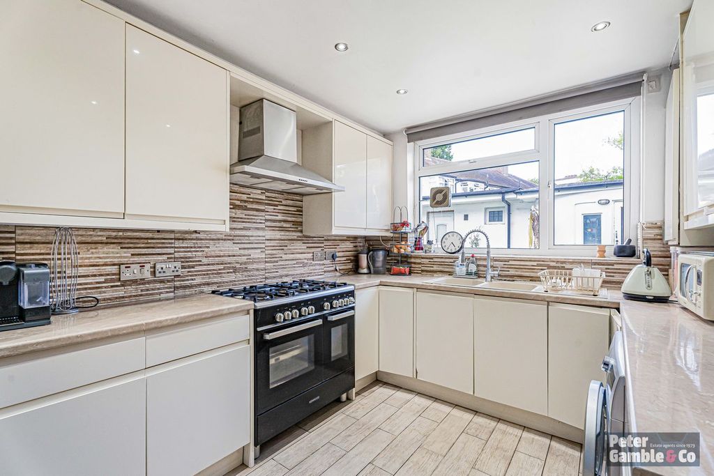 Property photo 3 of 34