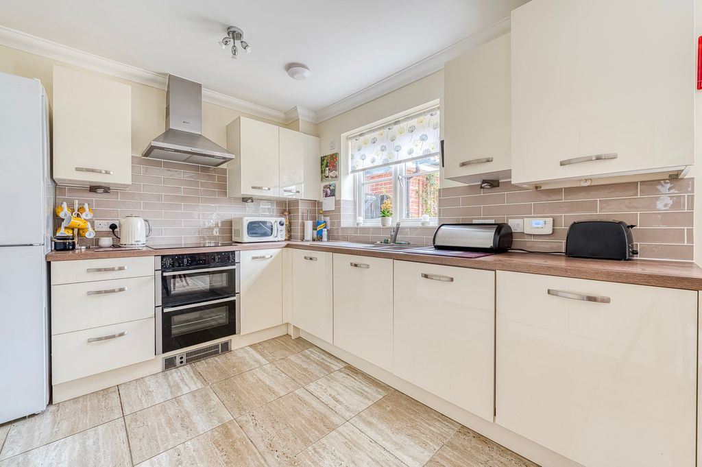 Property photo 2 of 23