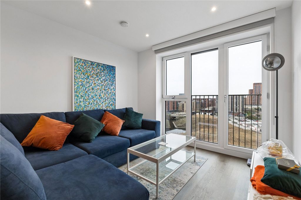 Property photo 2 of 15 Lounge