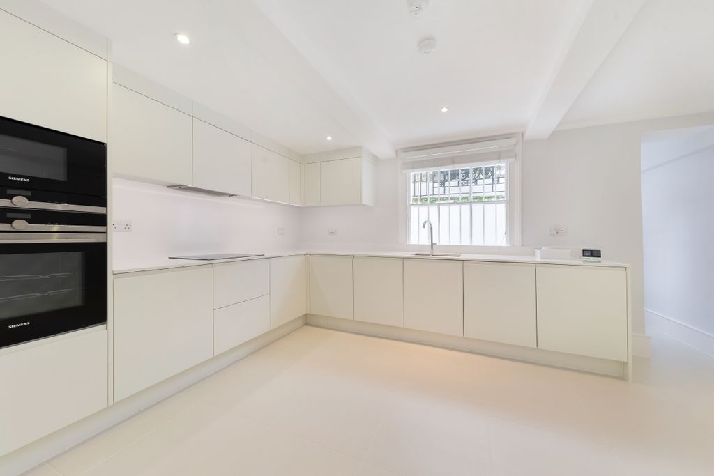 Property photo 3 of 24 Oakley Gardens