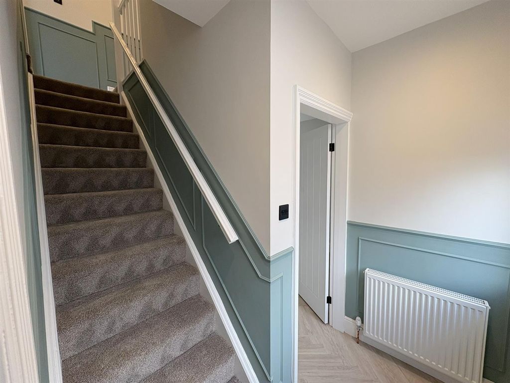 Property photo 2 of 18 Entrance Hallway