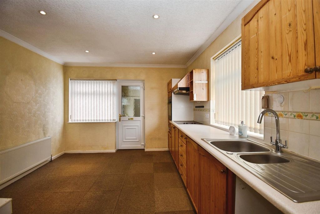 Property photo 3 of 11 Kitchen