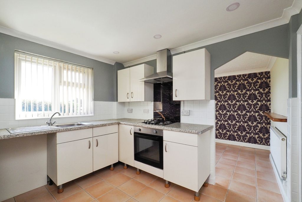 Property photo 3 of 18 Fitted Kitchen