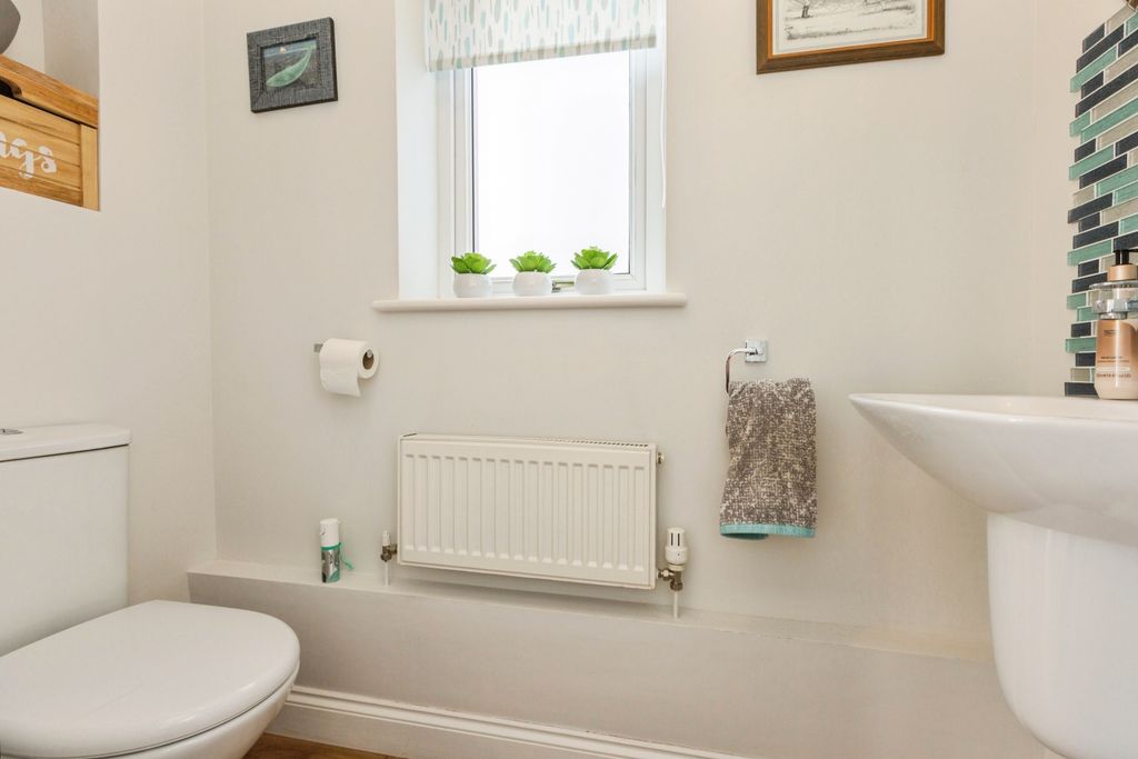 Property photo 3 of 15 Guest W.C.