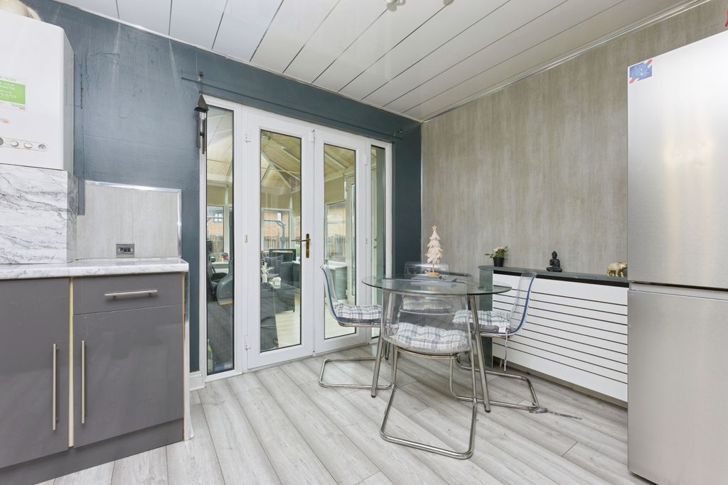 Property photo 3 of 14 Dining Area