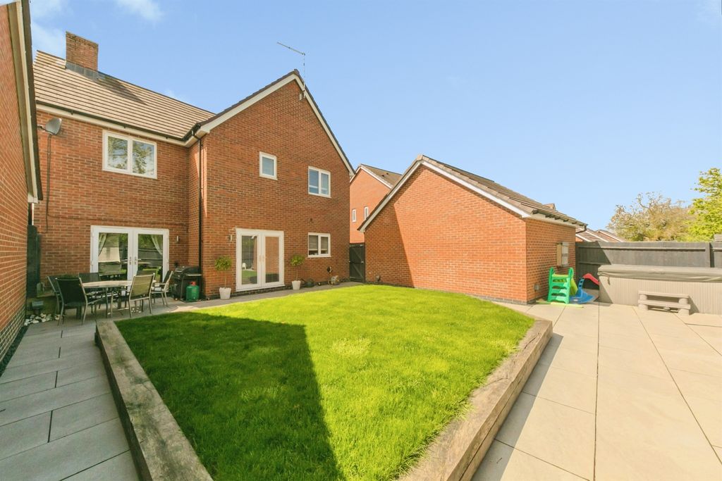 Property photo 2 of 21 Gardens: