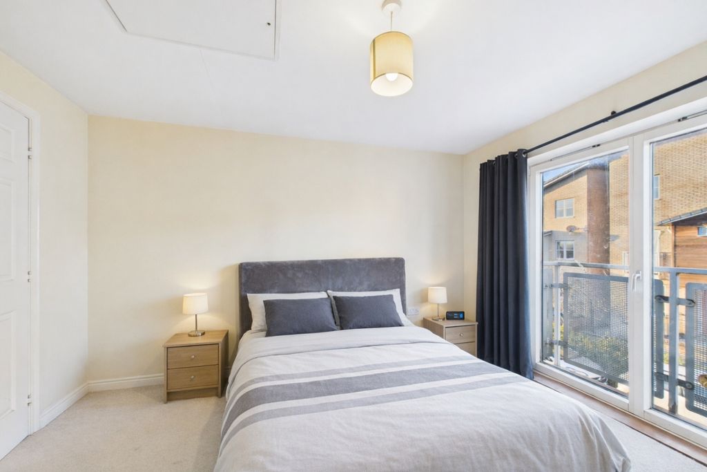 Property photo 3 of 9 Bed 1