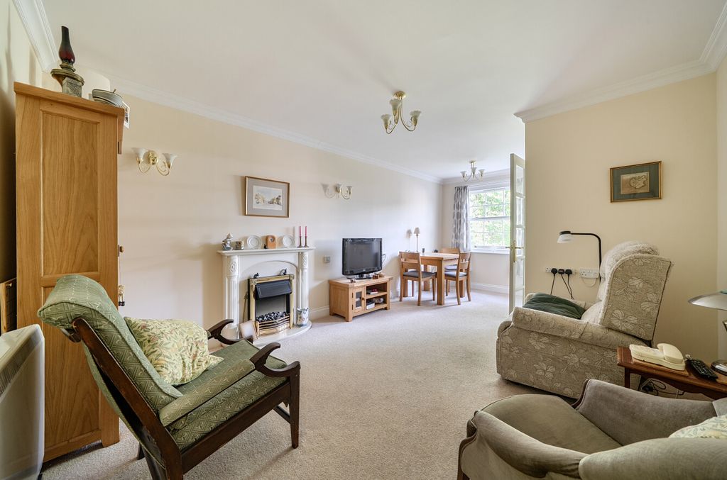 Property photo 2 of 11 Living/Dining Room