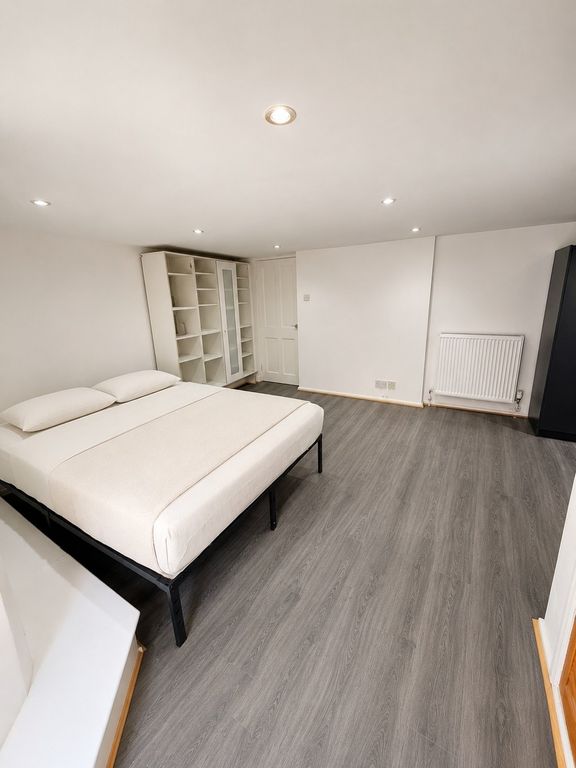 Property photo 1 of 9 Spacious Studio Flat With Separate Kitchen | All Bills Included | Stoke Newington N16