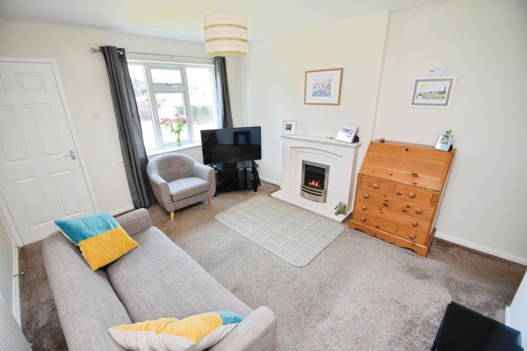 Property photo 3 of 11 25463Fb2-Lounge 201