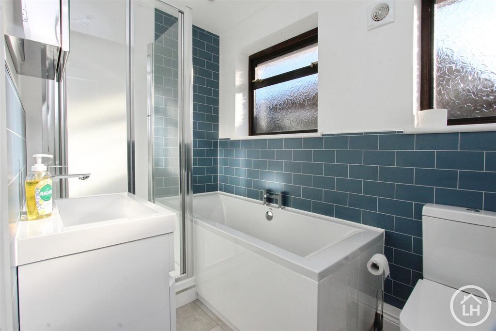 Property photo 2 of 14 Bathroom