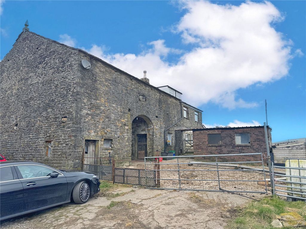 Property photo 3 of 28 House & Barn