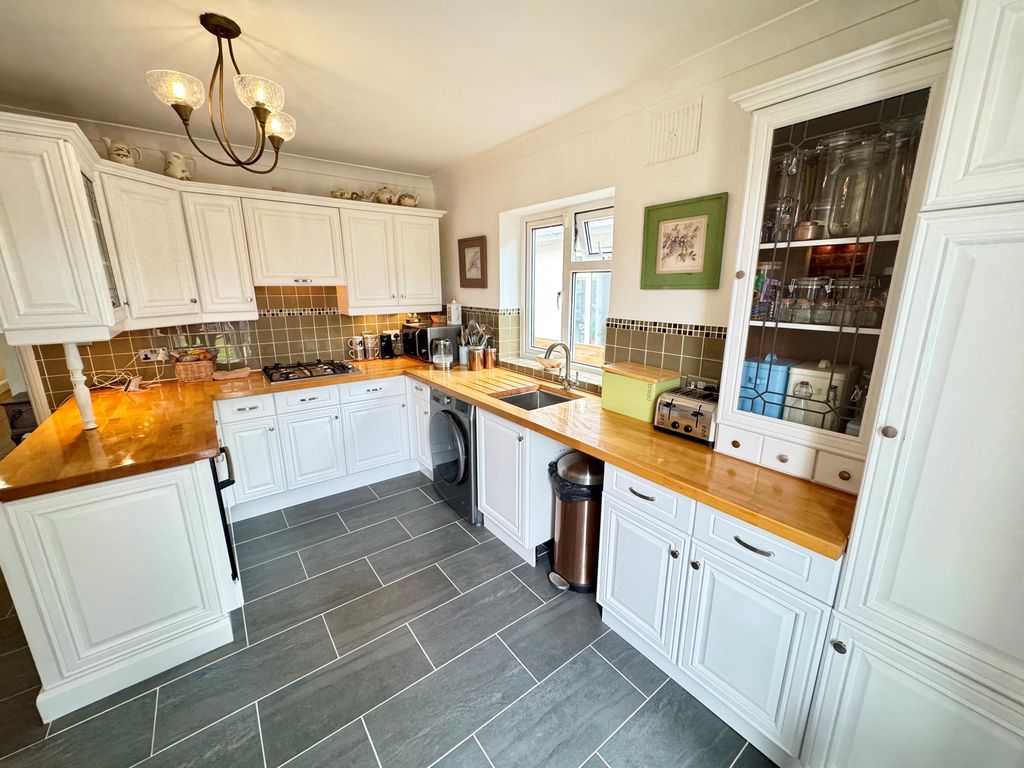 Property photo 2 of 11 49 Worthing Road Ep Kitchen