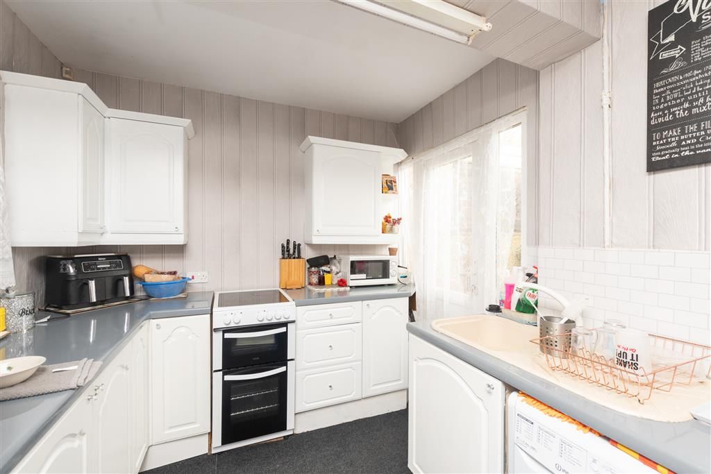 Property photo 2 of 7 Kitchen