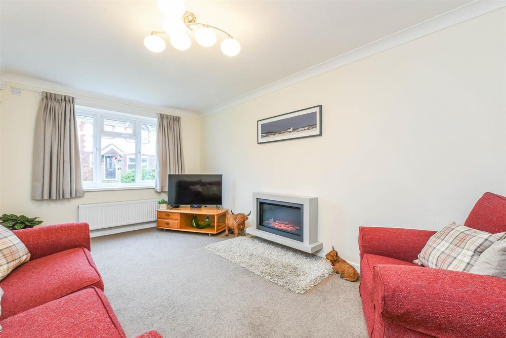 Property photo 2 of 19 Lounge