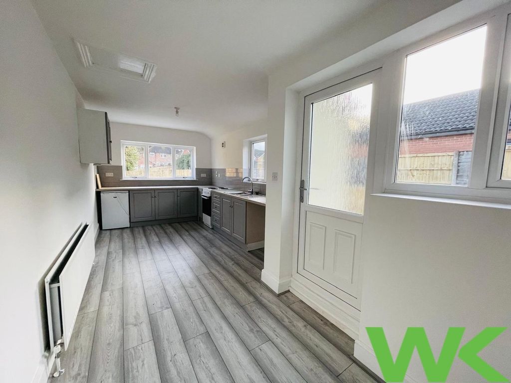 Property photo 3 of 12 Kitchen