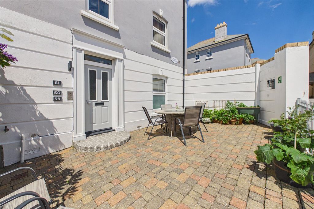 Property photo 1 of 20 Bezant Place