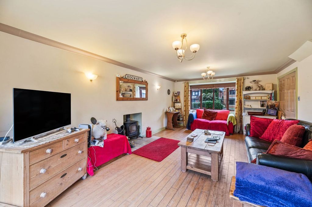 Property photo 2 of 19 Lounge