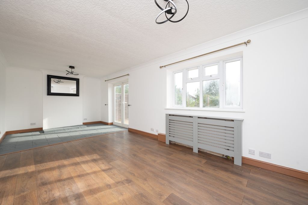 Property photo 2 of 22 Lounge 1