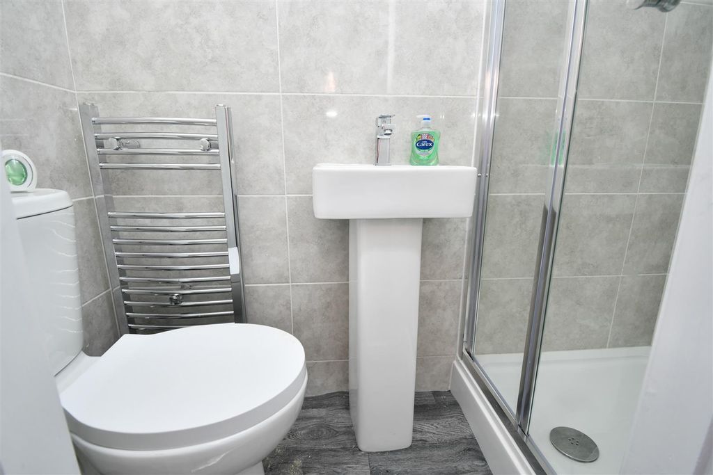 Property photo 2 of 5 Bathroom 1