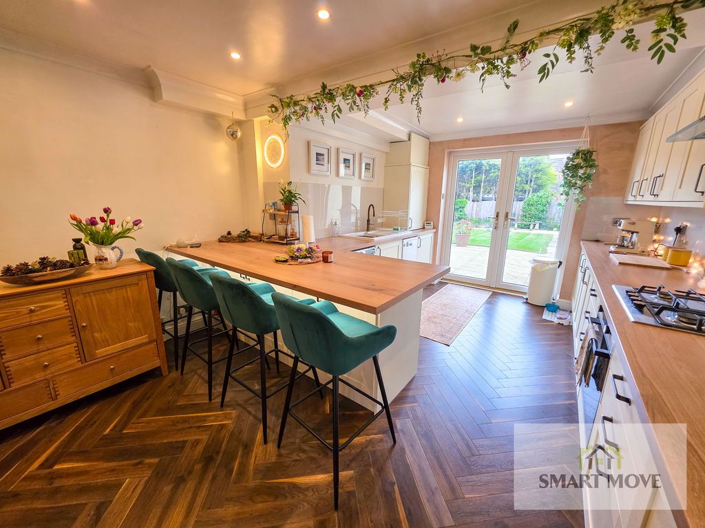 Property photo 3 of 18 Kitchen