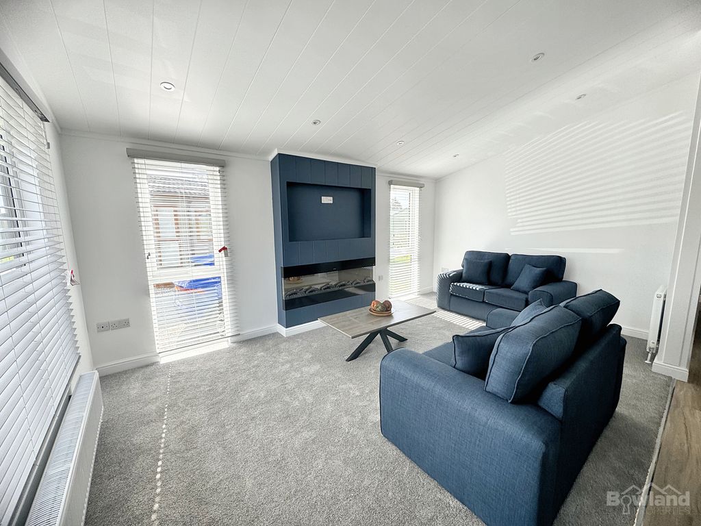 Property photo 3 of 11 Lounge