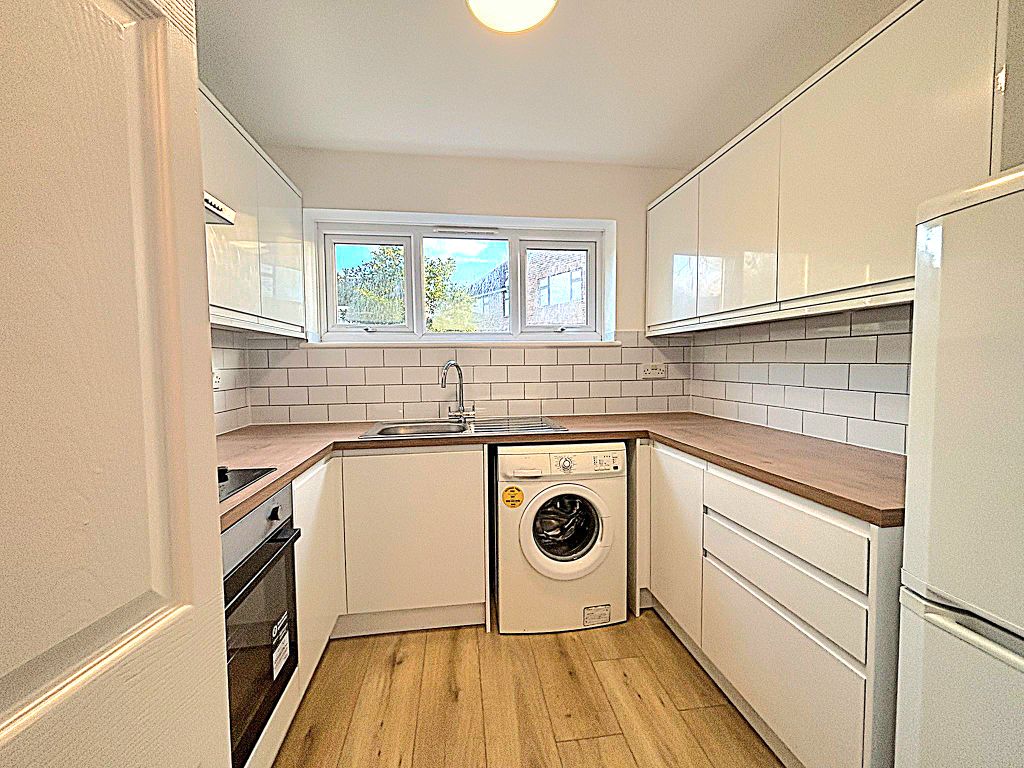 Property photo 2 of 10 Fitted Kitchen