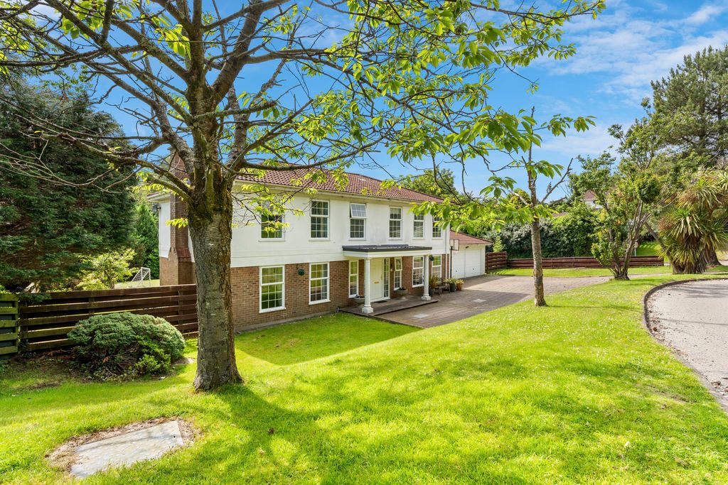 Property photo 1 of 32 2 River Vale