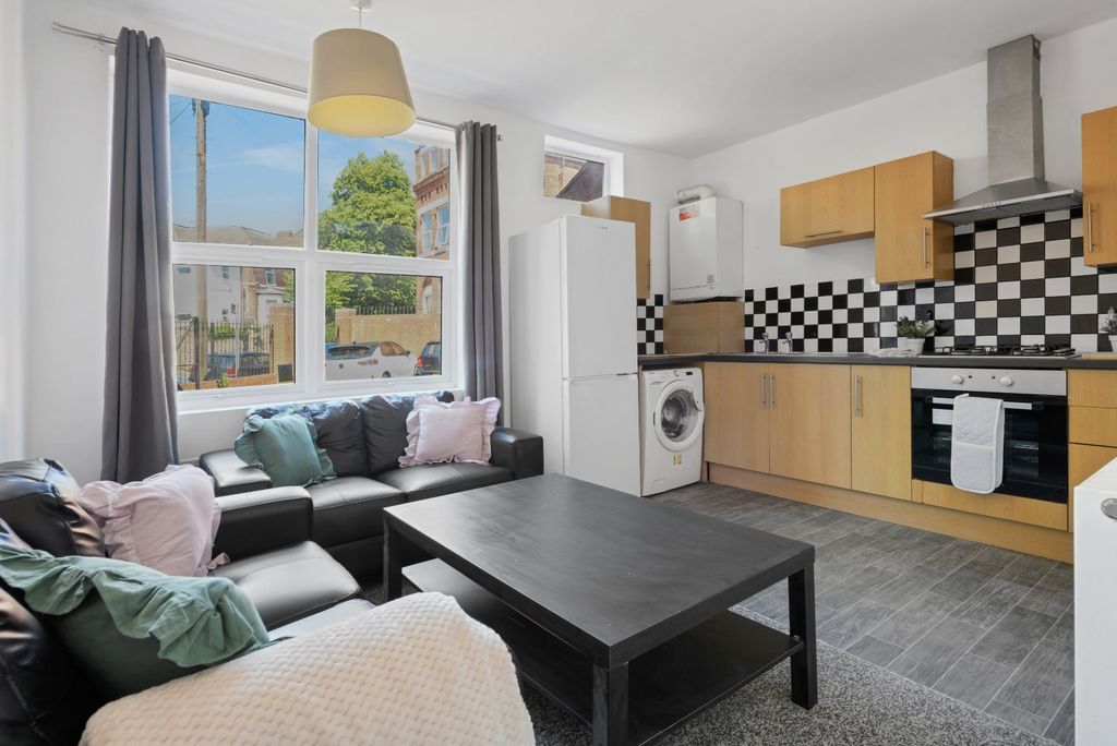 Property photo 2 of 7 Picture No. 35