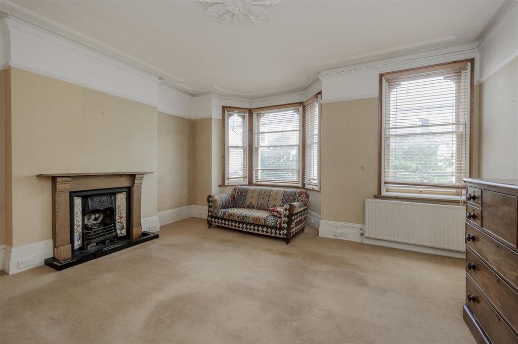 Property photo 2 of 13 Frithville Gardens
