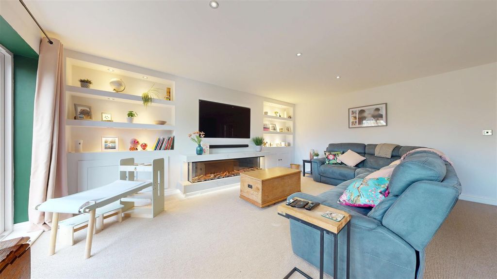 Property photo 2 of 37 Crawford Road Living Room