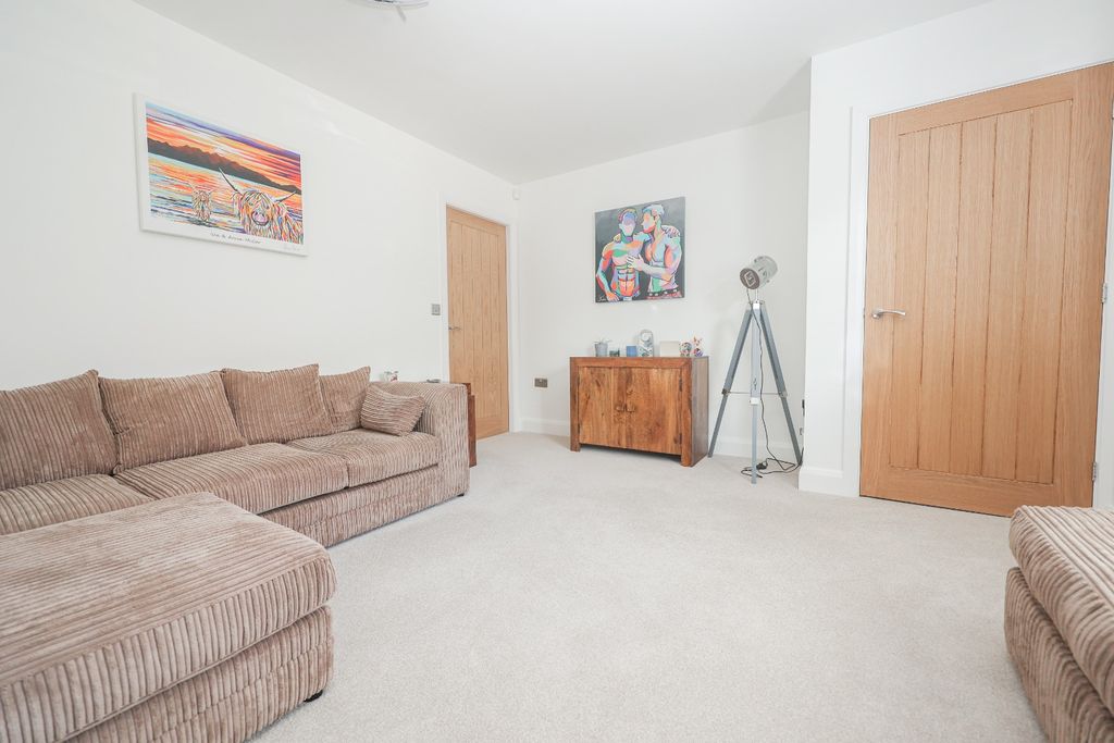 Property photo 2 of 17 4398162