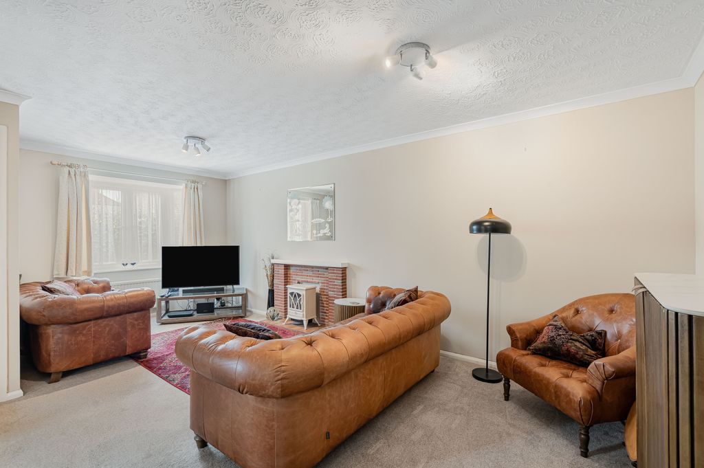 Property photo 2 of 19 Living Room (3)