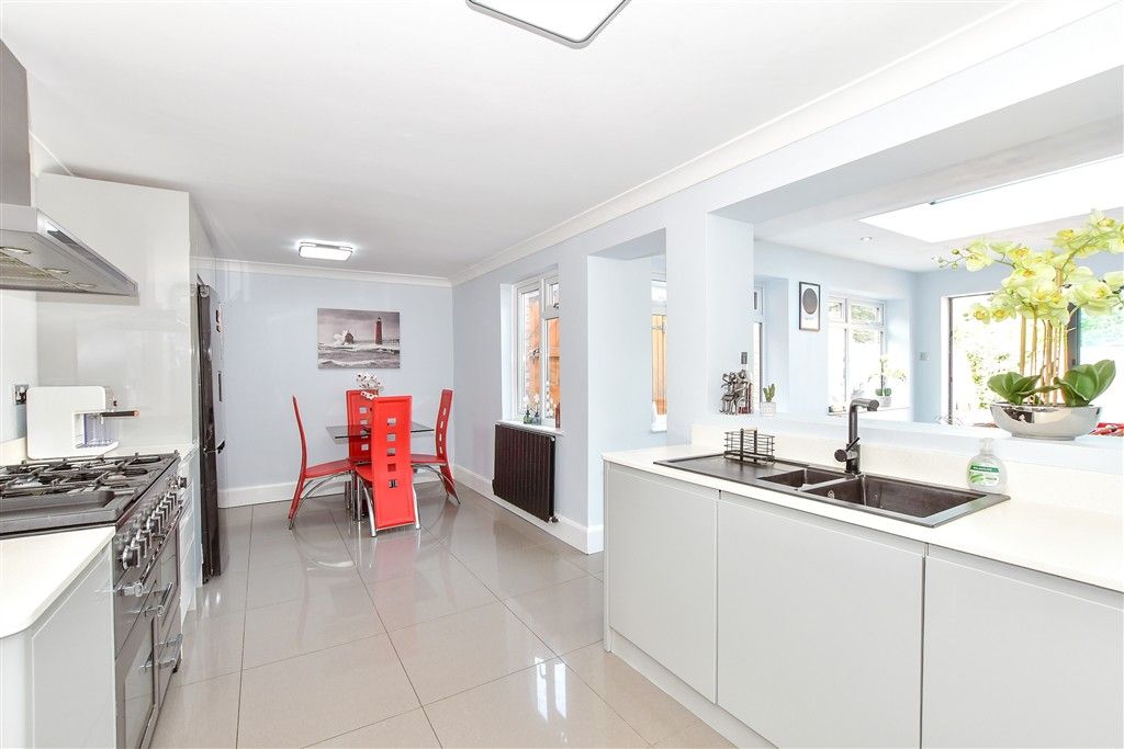 Property photo 3 of 10 Kitchen