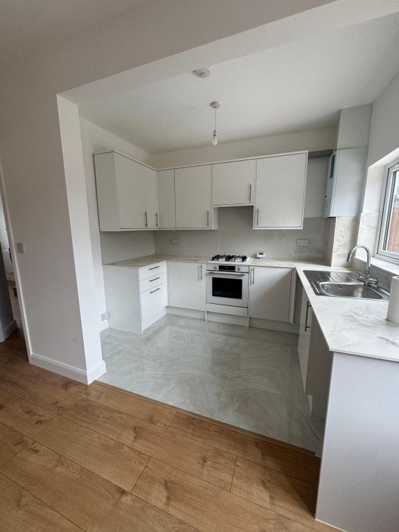 Property photo 1 of 20 3 Bed Terraced House To Rent Hedge Lane, London N13