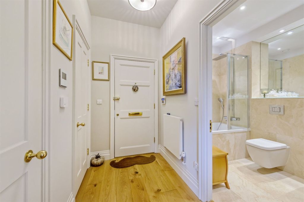 Property photo 3 of 18 Entrance Hall
