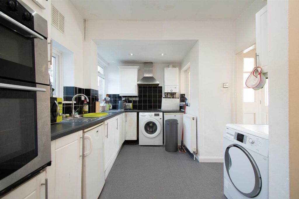 Property photo 3 of 21 Kitchen