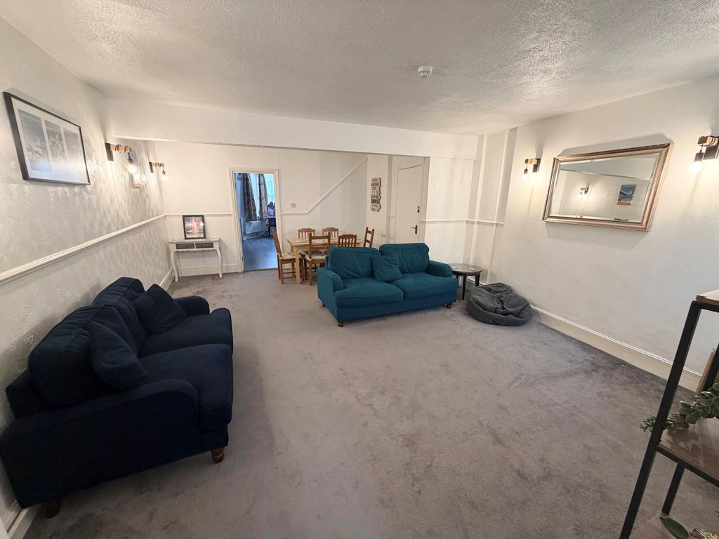 Property photo 1 of 9 Lounge