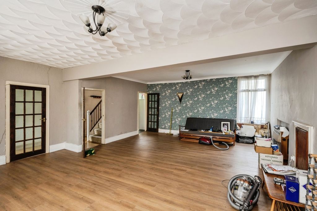 Property photo 3 of 19 Photo