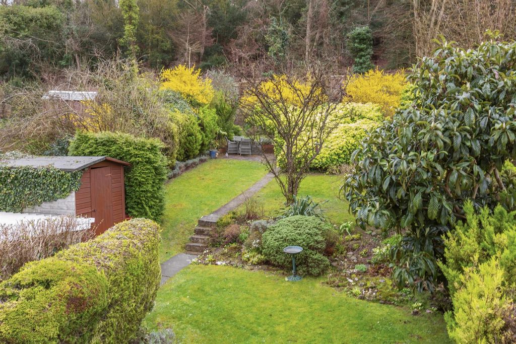 Property photo 3 of 17 68 Keep Hill Drive, Hp11 1DT-4.Jpg