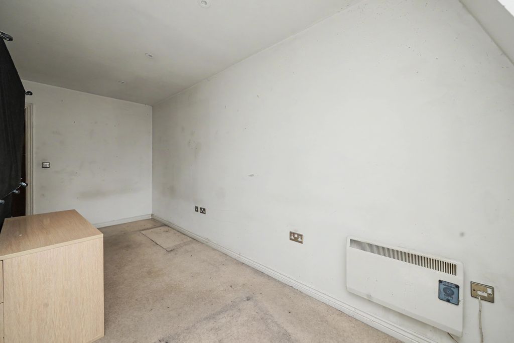 Property photo 3 of 5 Flat 5, Lapidge House, 5 Coombe Road, Kingston Upon Thames, Surrey, Kt2 7Ab