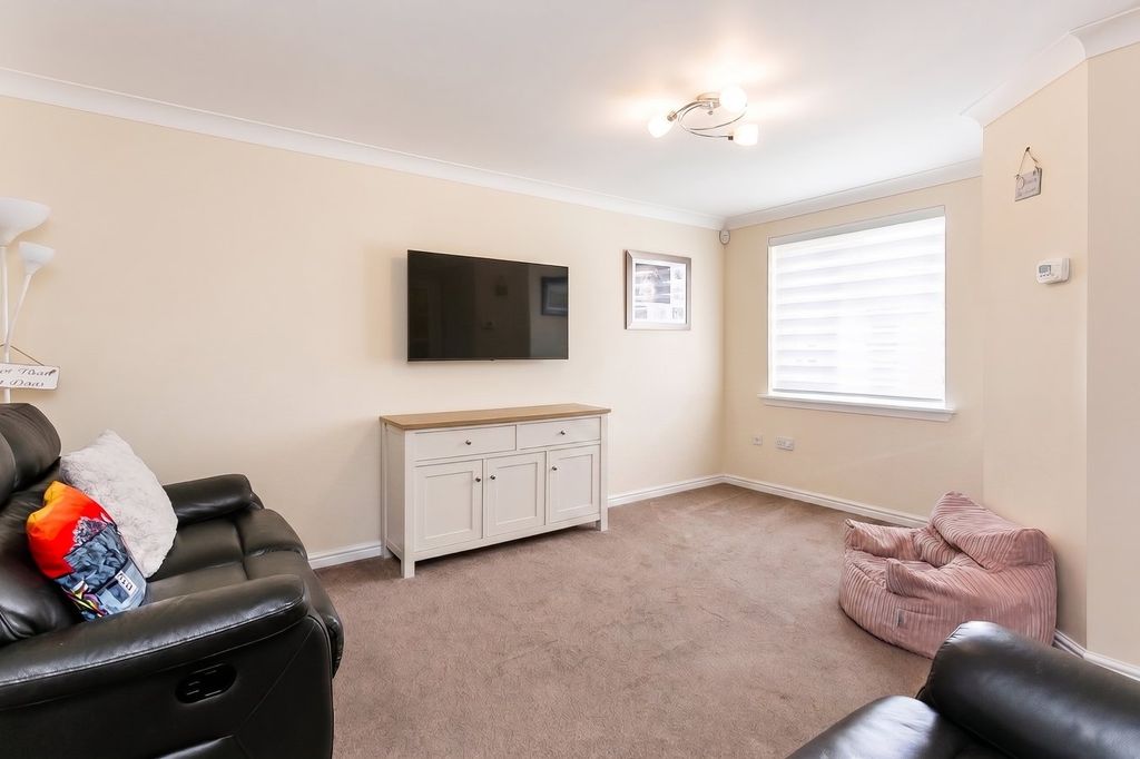 Property photo 2 of 27