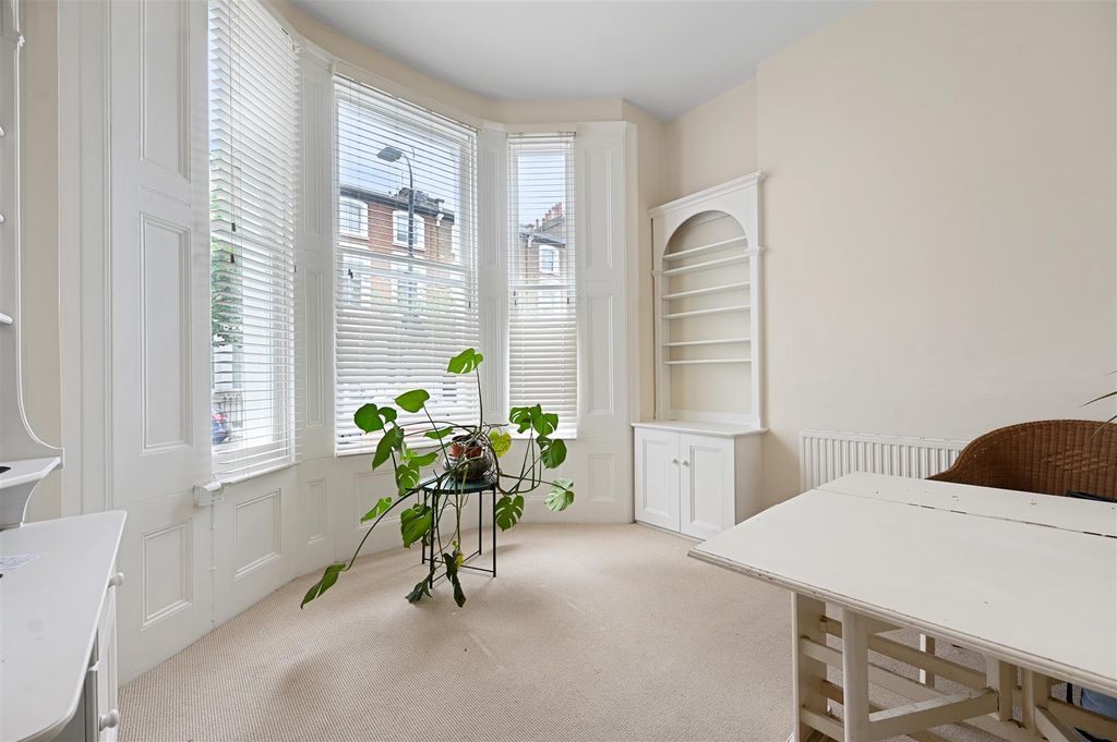 Property photo 1 of 5 Overstone Road